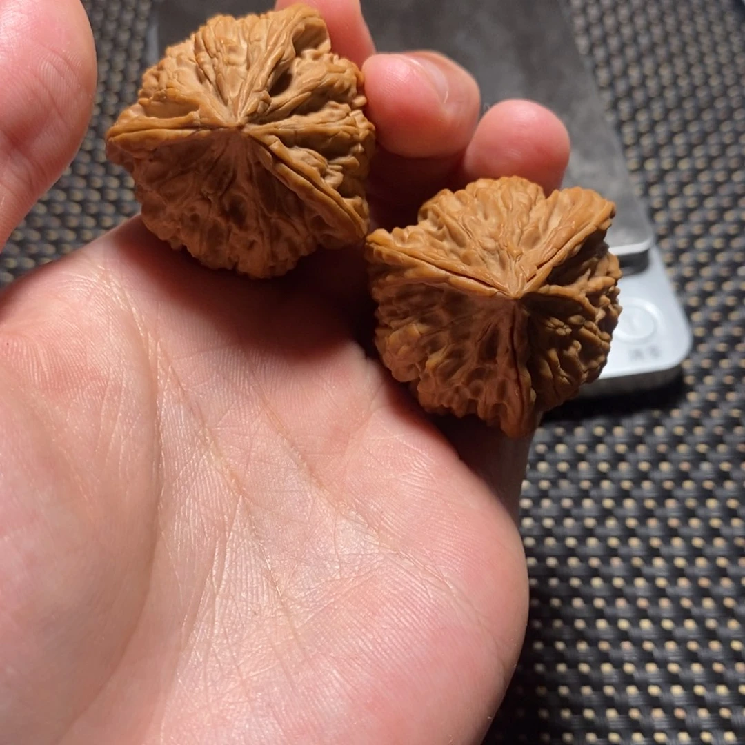 吕***年文玩核桃吊坠核桃