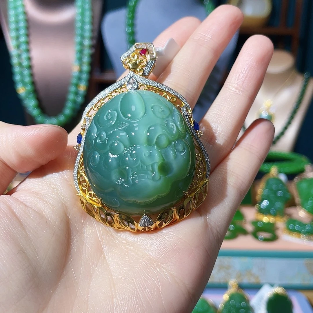 和田玉吊坠18K金镶嵌大*枣