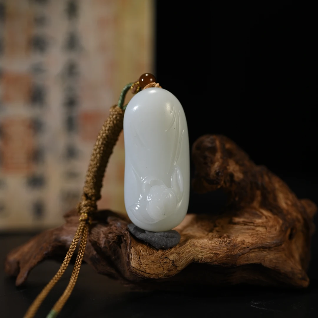 Lot8804 25YU106504和田玉莲花挂件/匡时