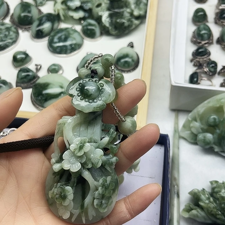 文***雅蛇纹石玉未镶嵌颈饰