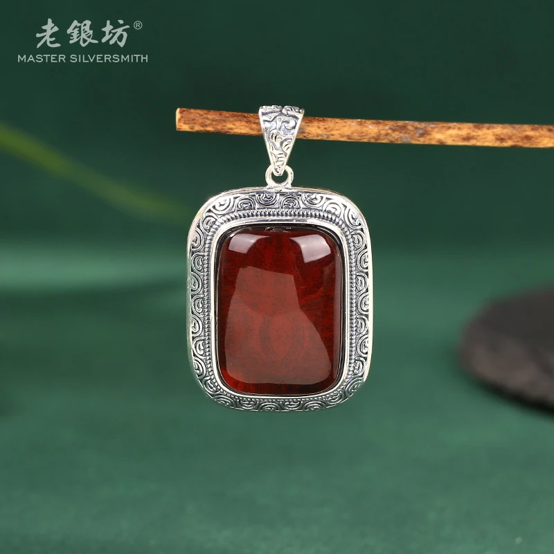 【老银坊】s925银复古花纹包边血珀方牌吊坠 00231974