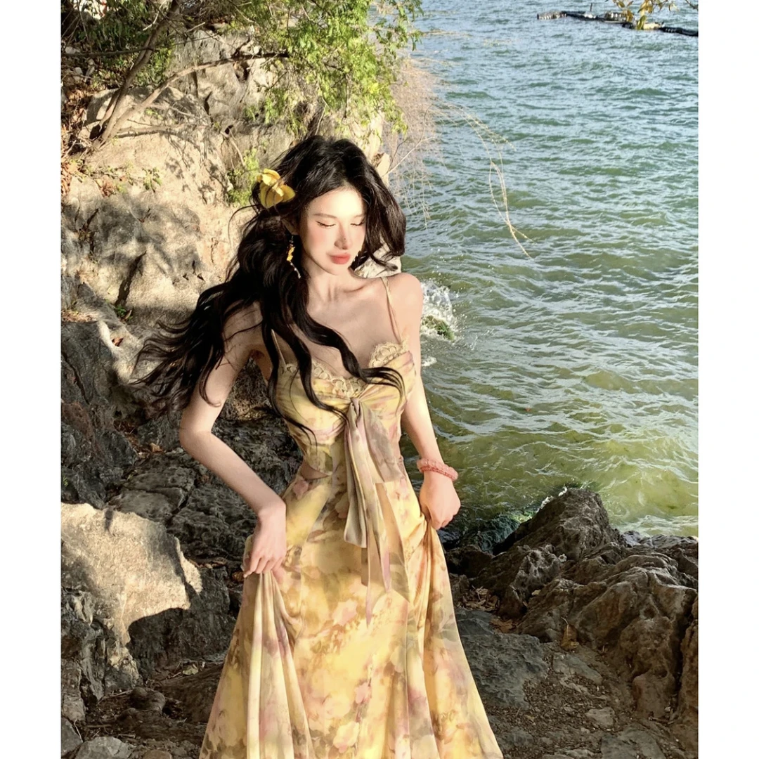 法式复古纯欲碎花吊带连衣裙女夏季新款海边度假风收腰显瘦长裙子