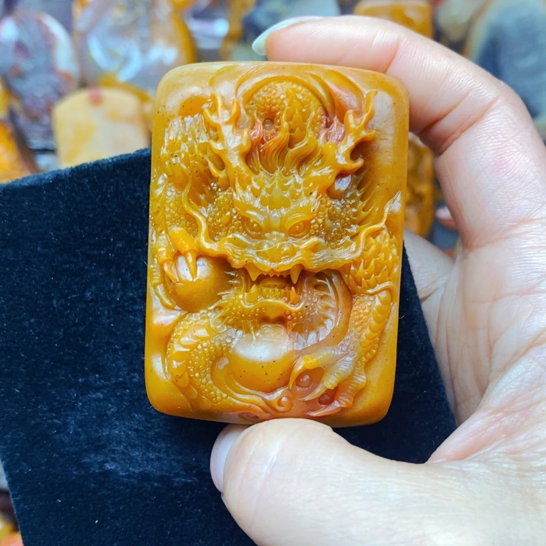 未镶嵌石英质玉（黄龙玉）颈饰