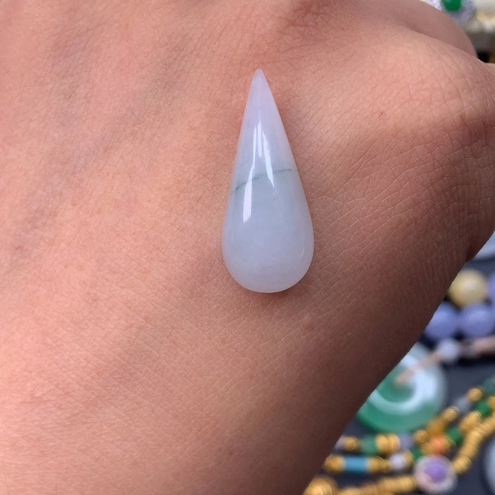 翡翠未镶嵌颈饰水滴