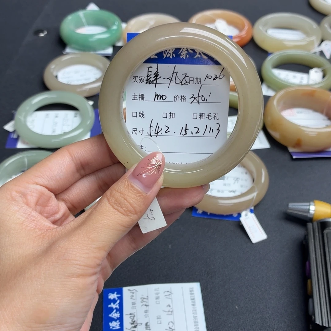 肆***子石英质玉未镶嵌手镯