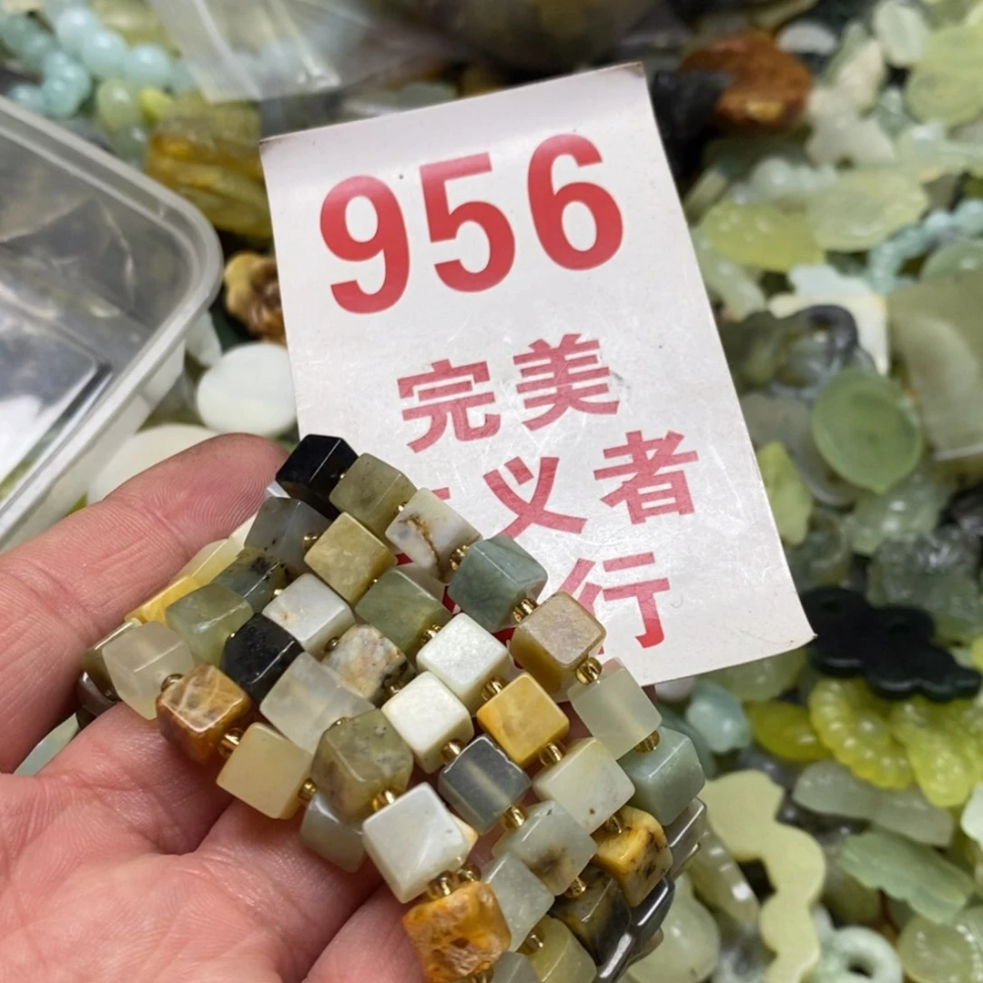 蛇纹石玉挂坠未镶嵌