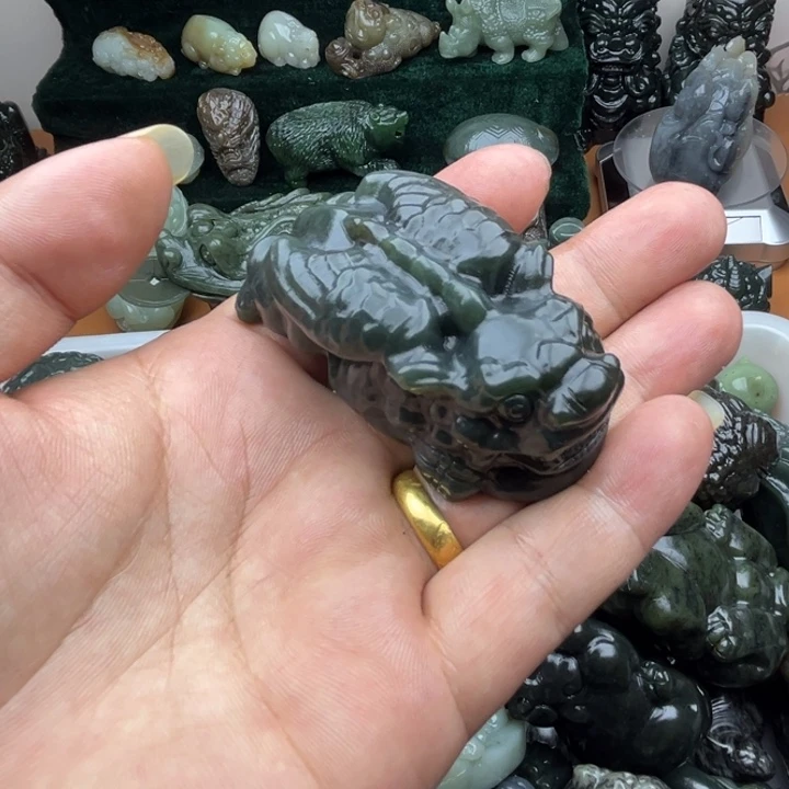 和田玉未镶嵌把件