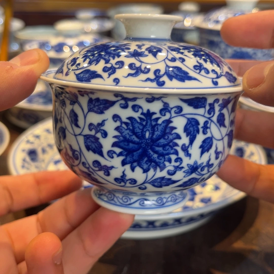 青花缠枝莲盖碗一只