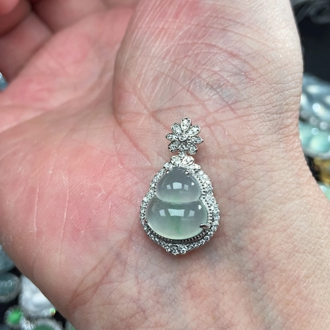 颈饰18K金镶嵌翡翠葫芦