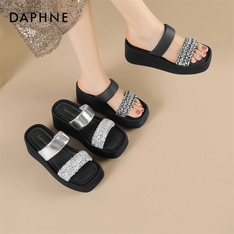 达芙妮2025夏季时尚外穿百搭复古舒适甜美风水钻装饰休闲凉拖鞋