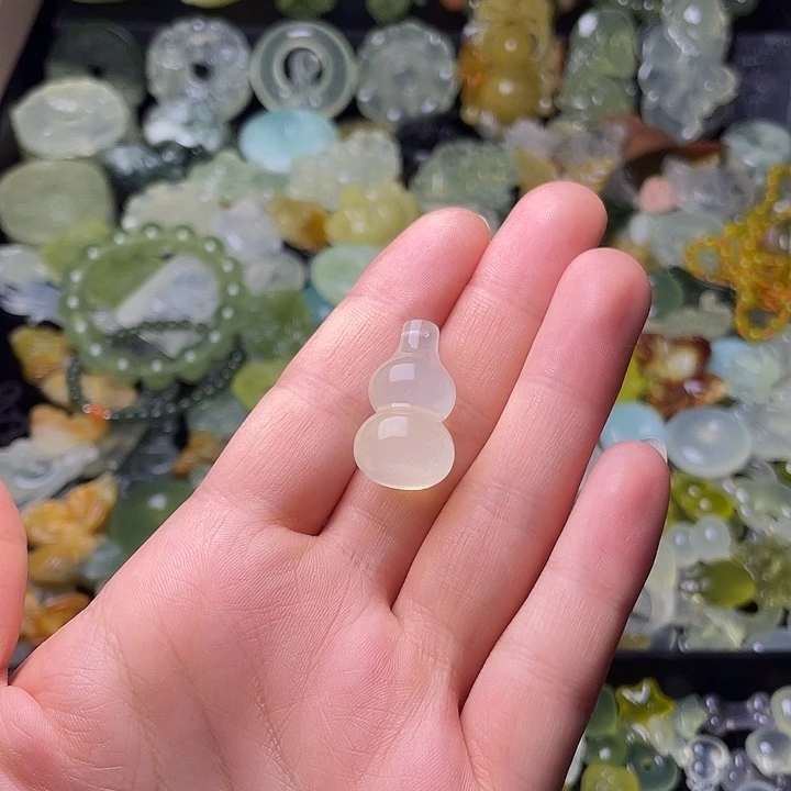 蛇纹石玉合金颈饰葫芦