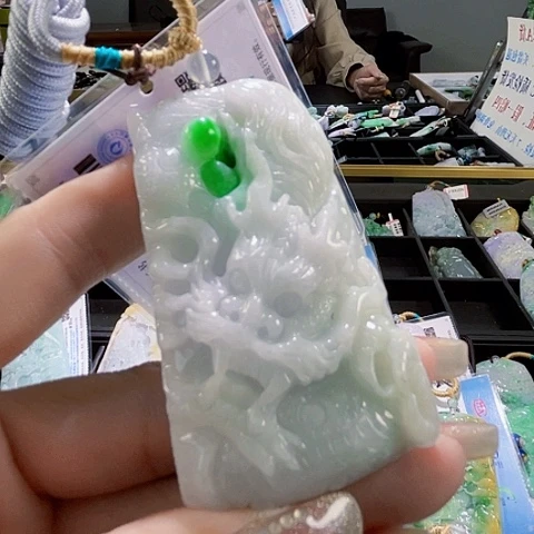 翡翠未镶嵌颈饰一个