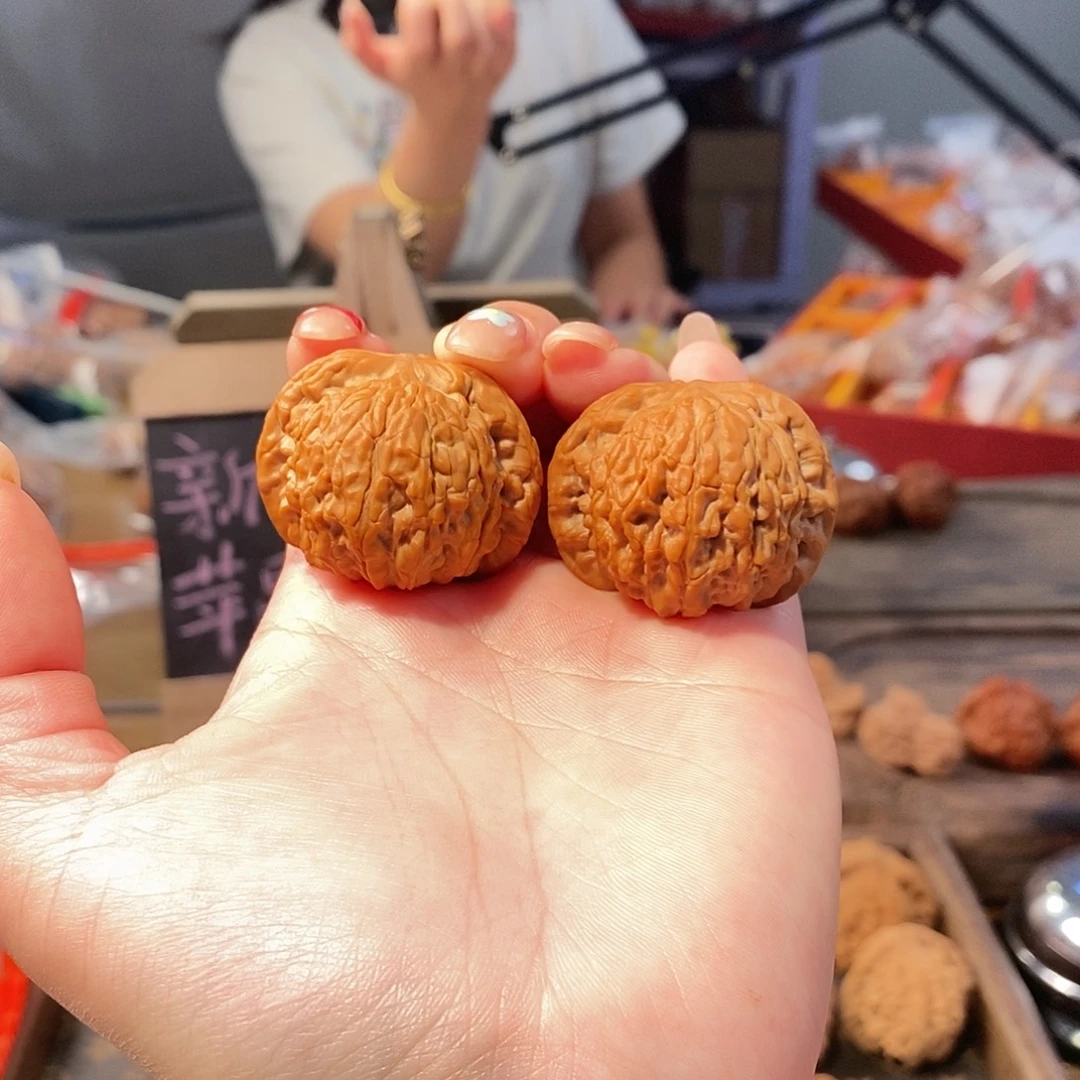 叶***伦文玩核桃吊坠磨盘