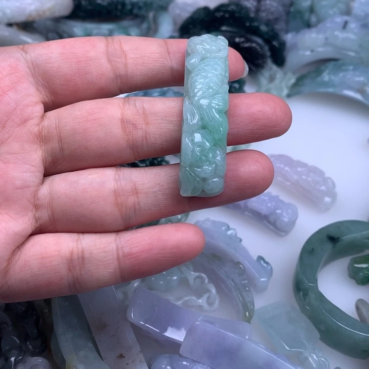 翡翠未镶嵌颈饰亨*