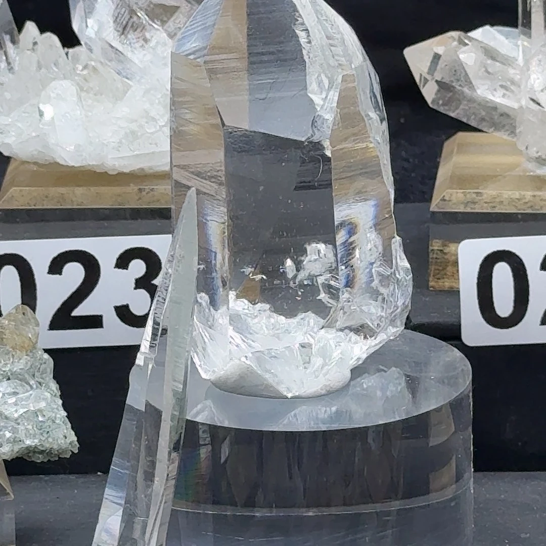 ****。石材天然水晶摆件