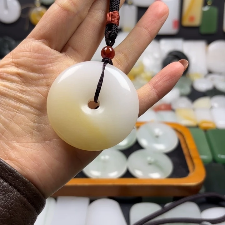 S***s石英质玉（金丝玉）未镶嵌颈饰