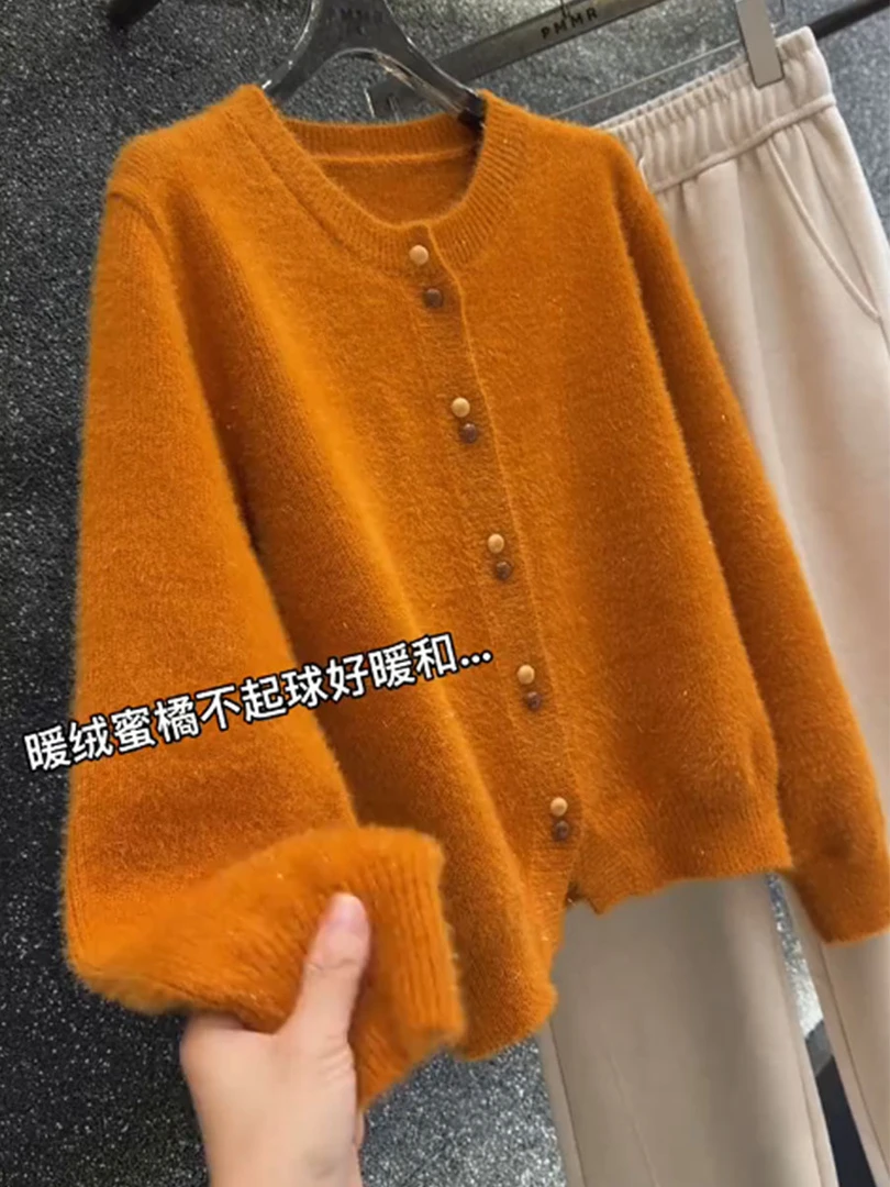 慵懒风保暖橘色圆领单排扣针织衫女2025冬季新款软糯舒适打底毛衣