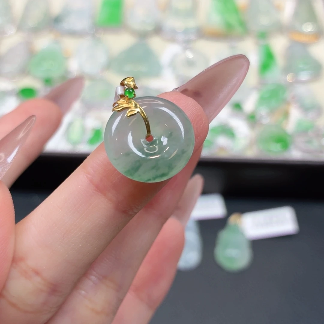 翡翠18K金镶嵌颈饰