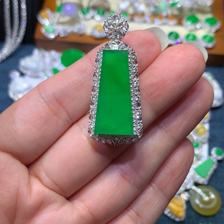 翡翠18K金镶嵌颈饰冰绿无事牌