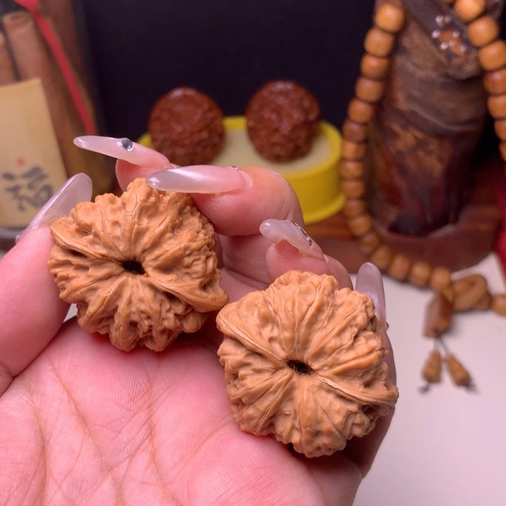 文玩核桃把件龙洞裕