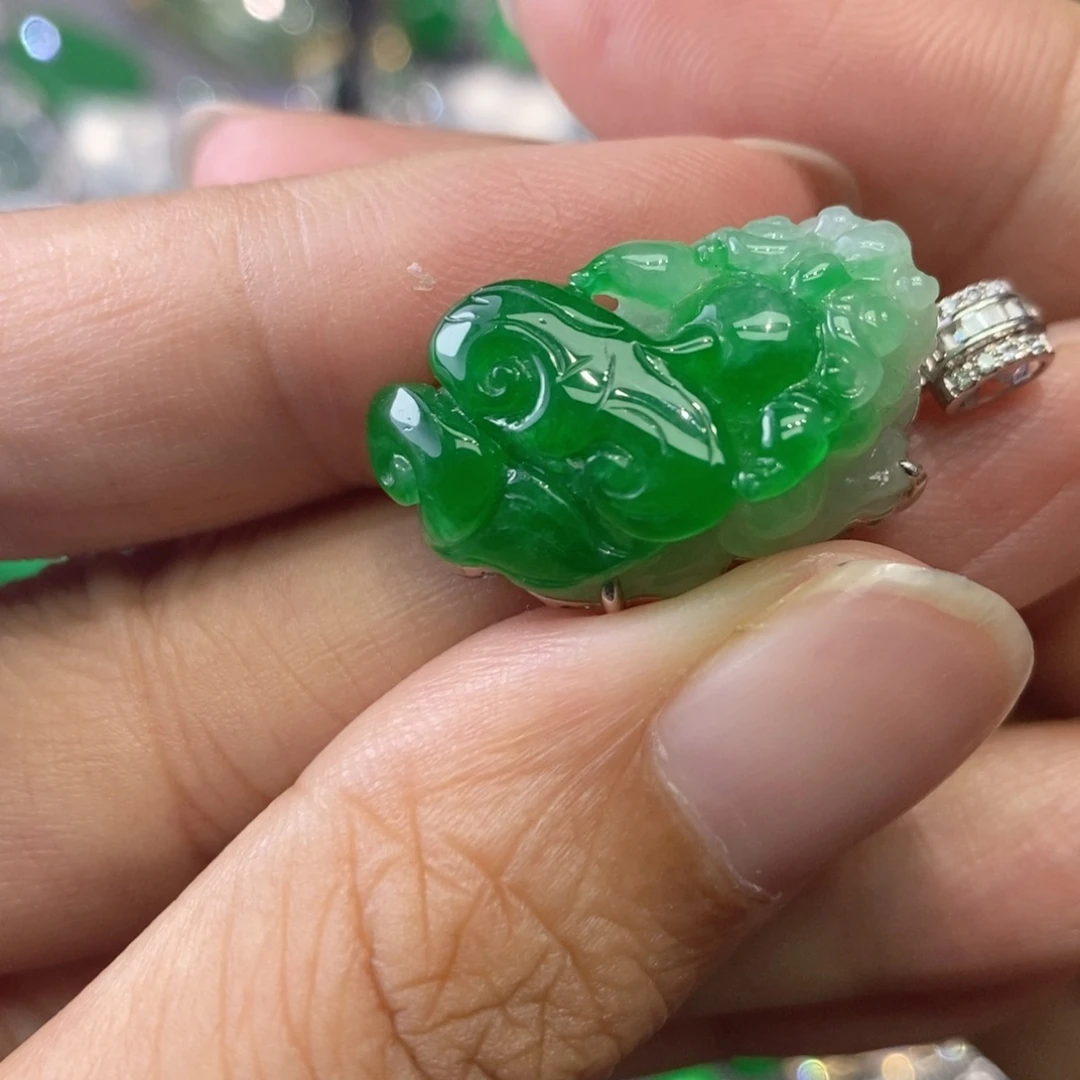 翡翠18K金镶嵌颈饰缅甸