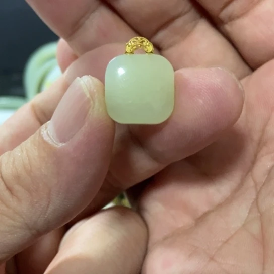 杨***杨颈饰18K金镶嵌和田玉