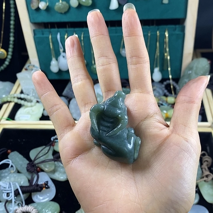 和田玉未镶嵌吊坠(赠链)