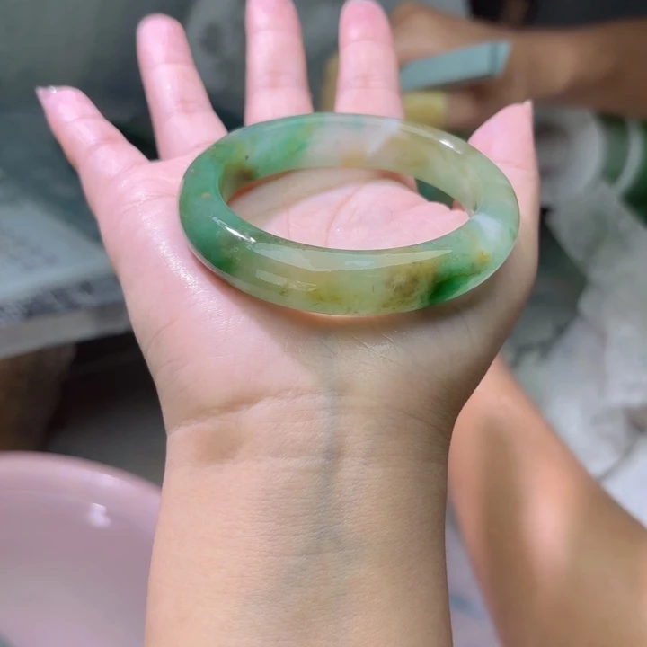 依***然石英质玉（非洲翠）未镶嵌手镯定制
