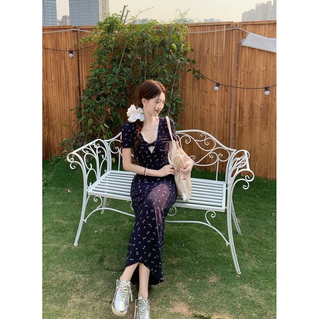 法式V领碎花连衣裙女2025夏季韩版纯欲风气质收腰显瘦中长款裙子