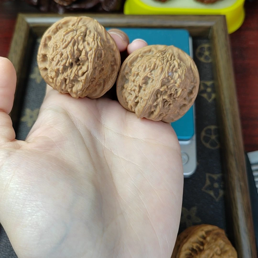文玩核桃吊坠红狮子