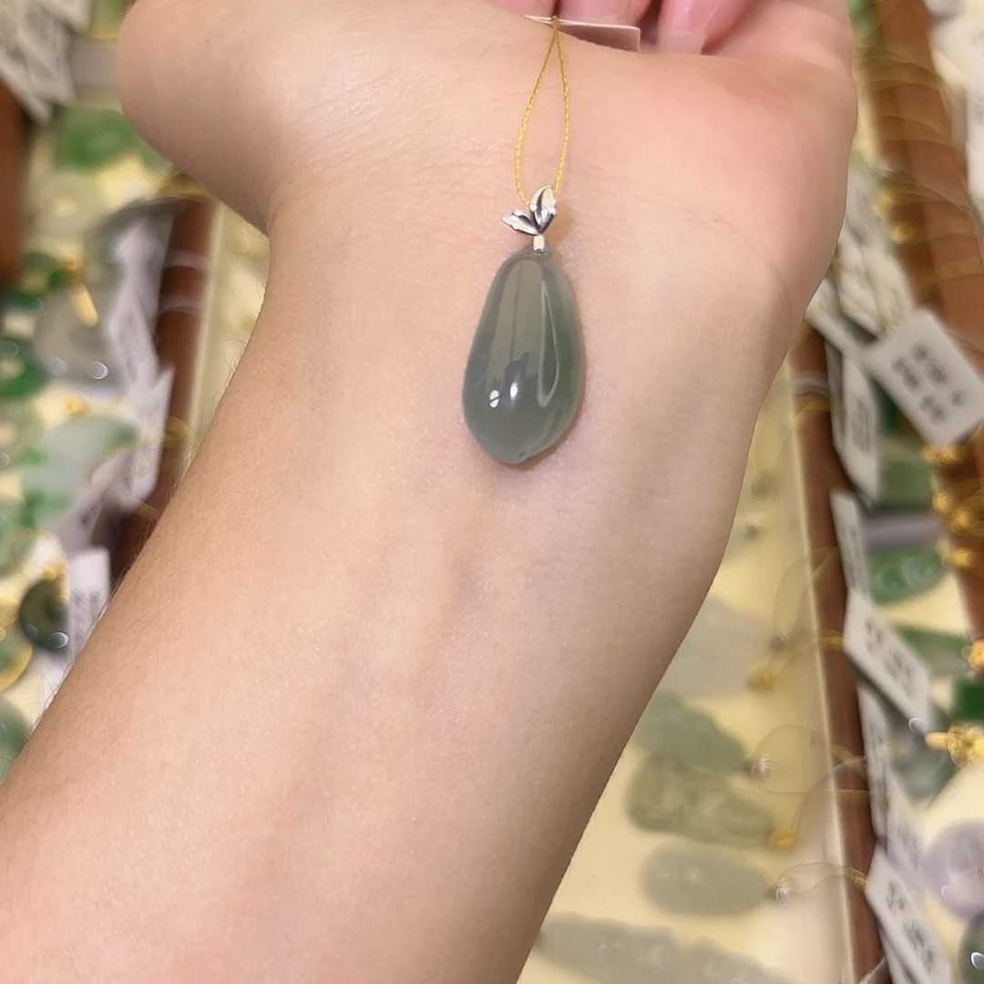 糖****翡翠18K金镶嵌颈饰福瓜