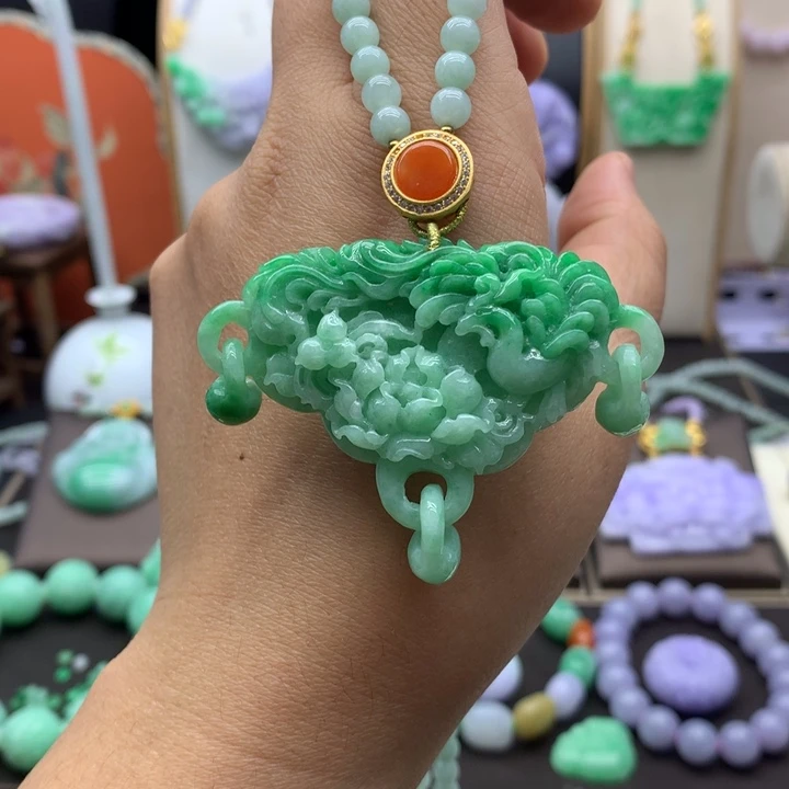 翡翠未镶嵌吊坠(赠链)