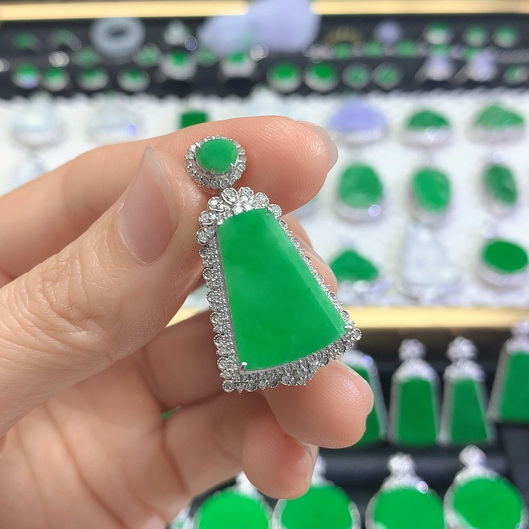 颈饰18K金镶嵌翡翠吊坠