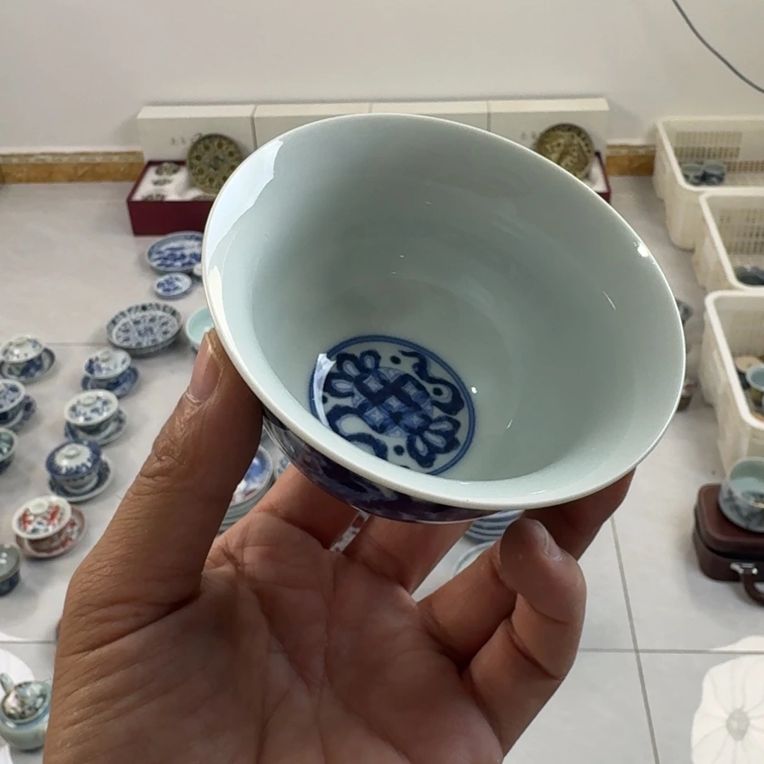 陶摆件青花狮子大压手