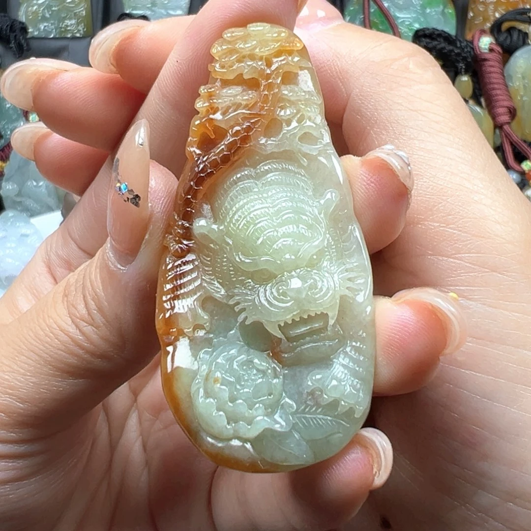 翡翠未镶嵌颈饰老虎