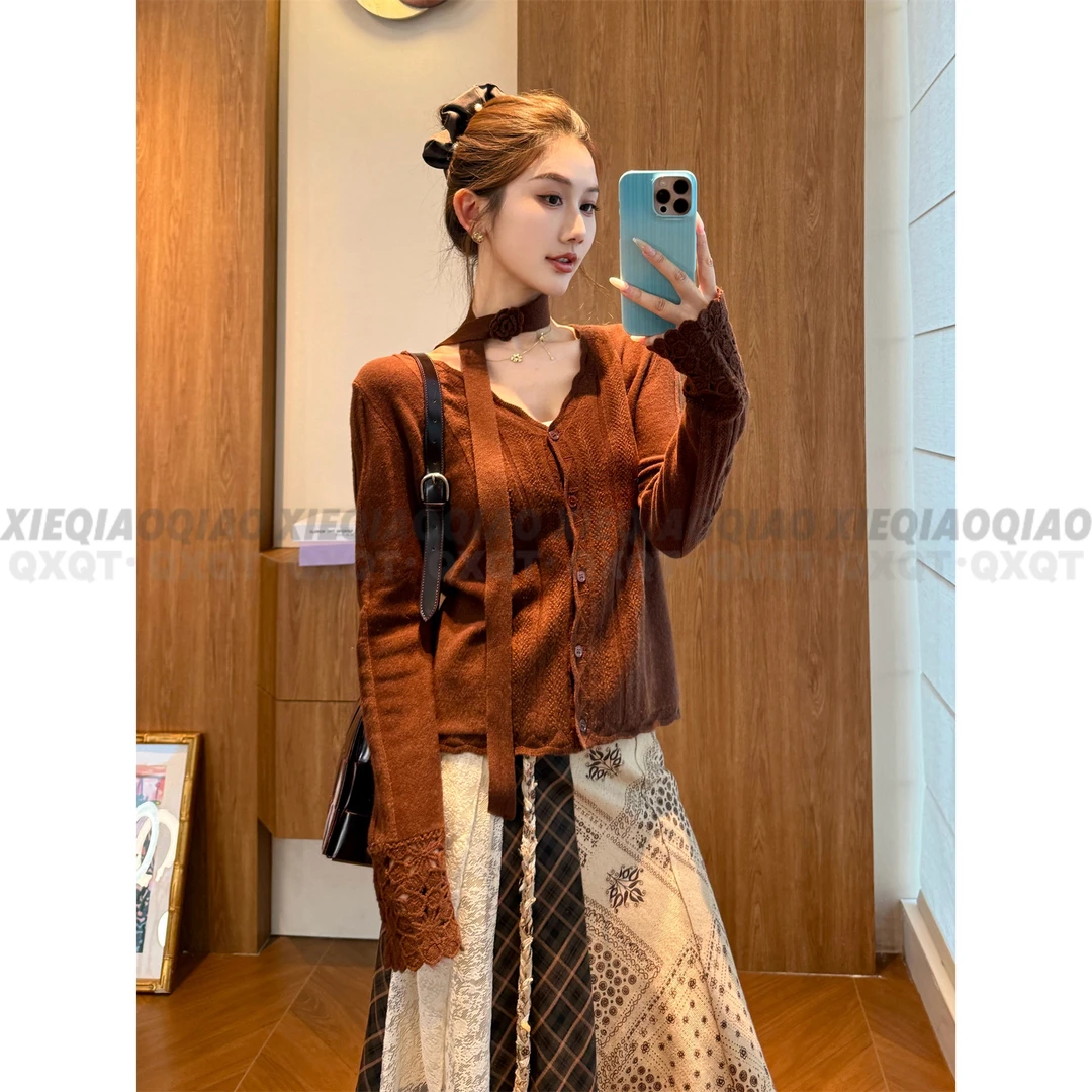 谢荞荞「浅屿云纱」100羊毛秋季新款V领单排扣镂空袖口针织开衫上衣