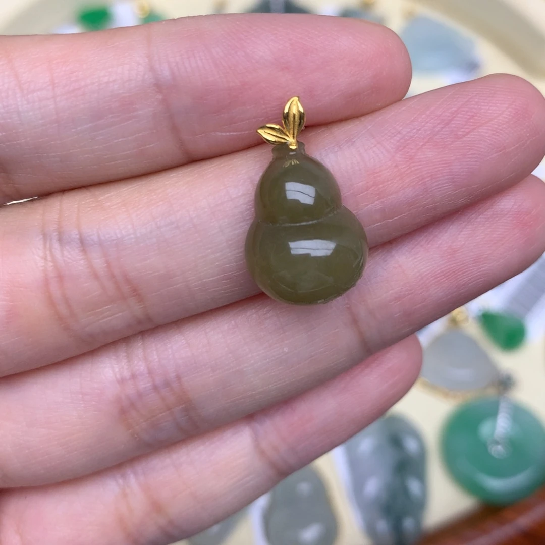 颈饰18K金镶嵌翡翠
