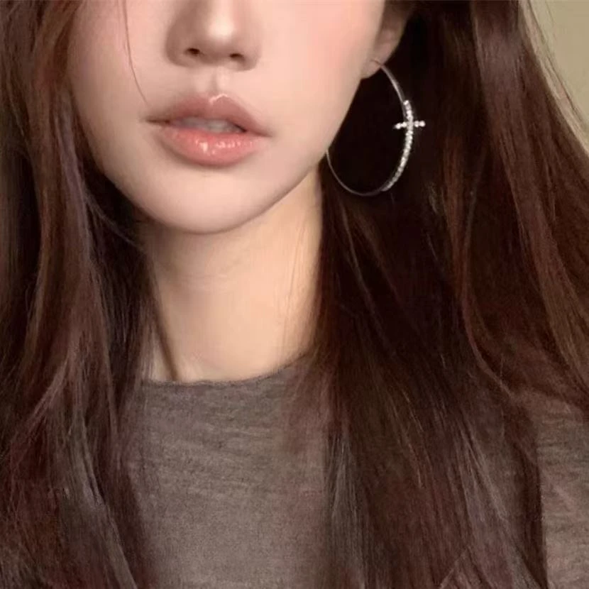 夸张闪闪十字架素圈大圆圈耳环2025新款小众设计高级感耳钉显脸小