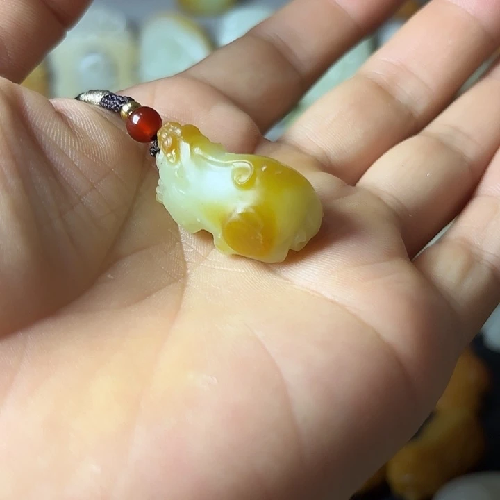 此***佛和田玉未镶嵌颈饰