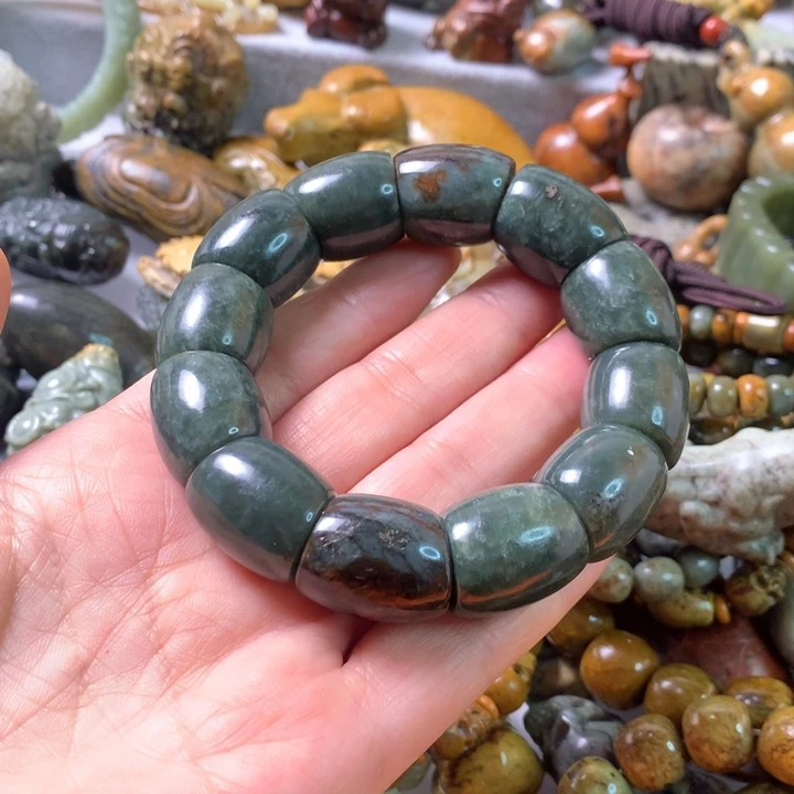 未镶嵌岫岩河磨玉（透闪石质玉）把件