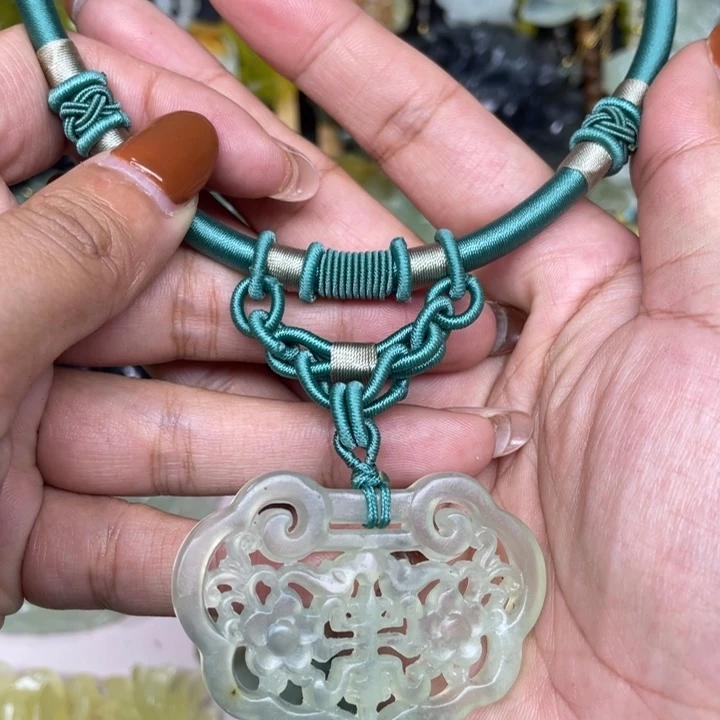 蛇纹石玉未镶嵌颈饰