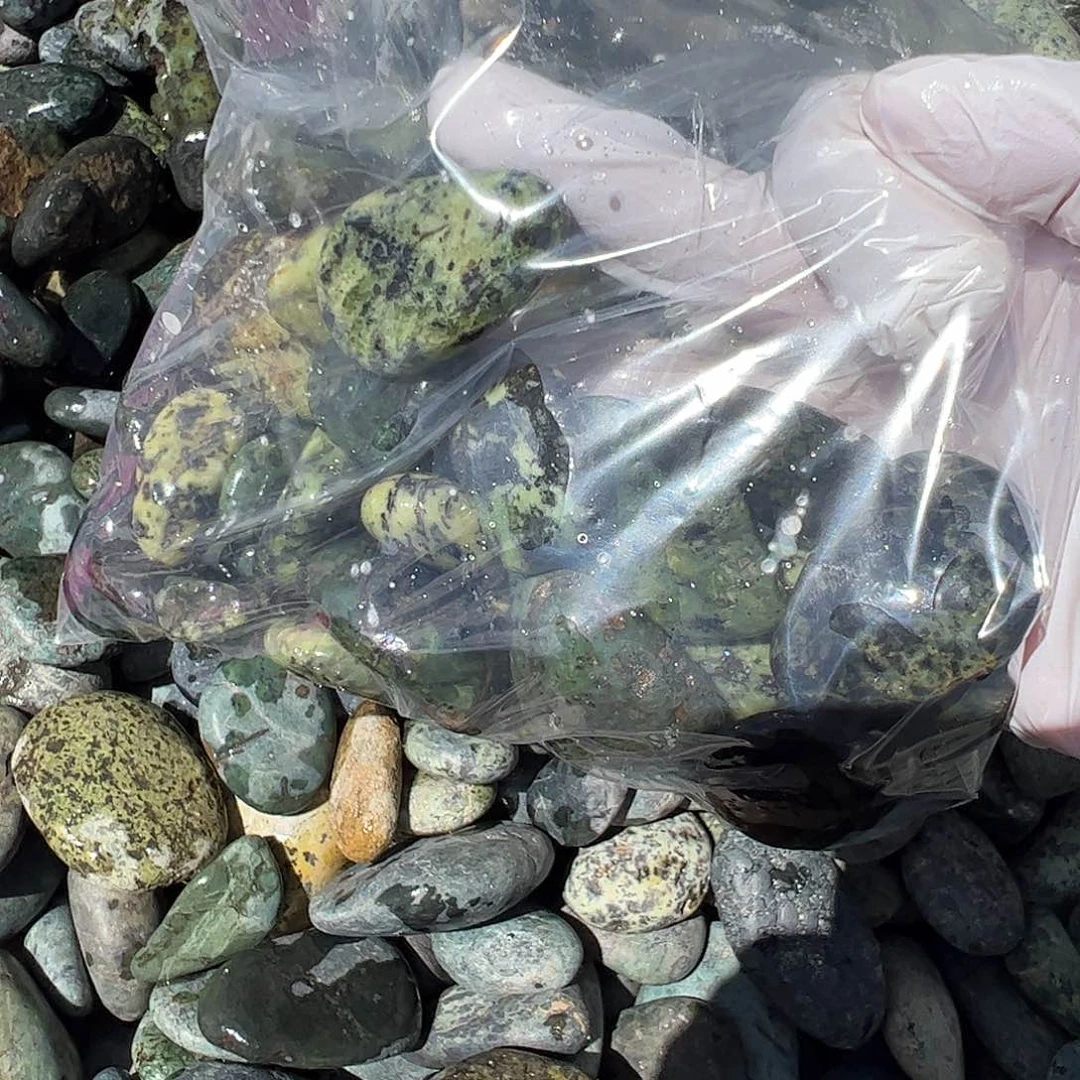 蛇纹石玉未镶嵌珠宝奇石清***流