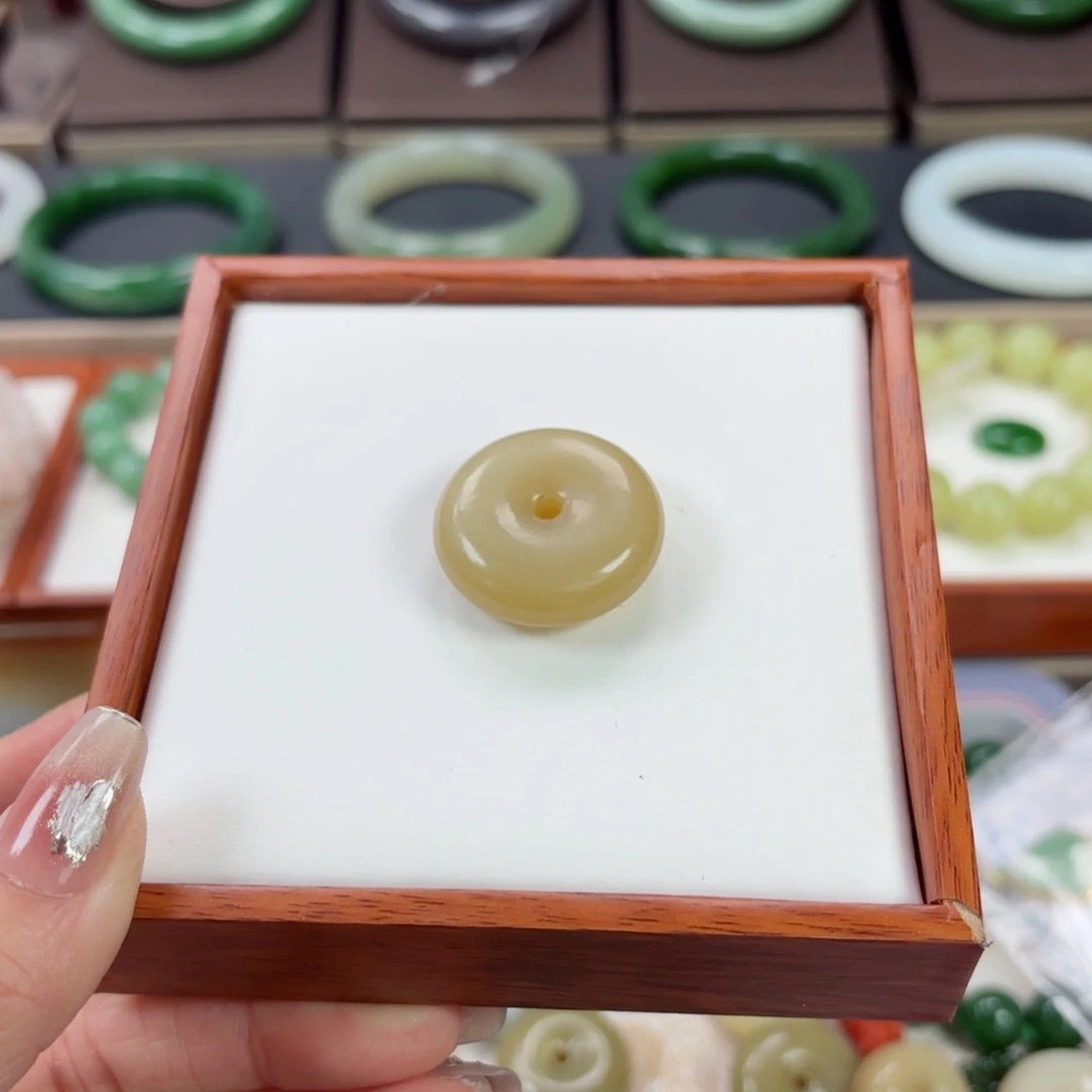 和田玉吊坠未镶嵌