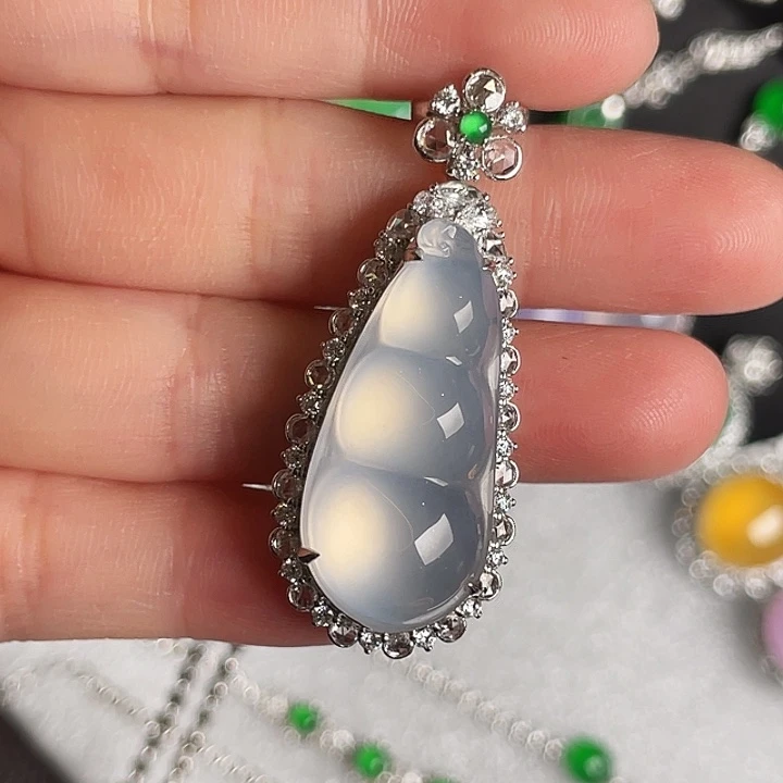 翡翠18K金镶嵌颈饰吊坠