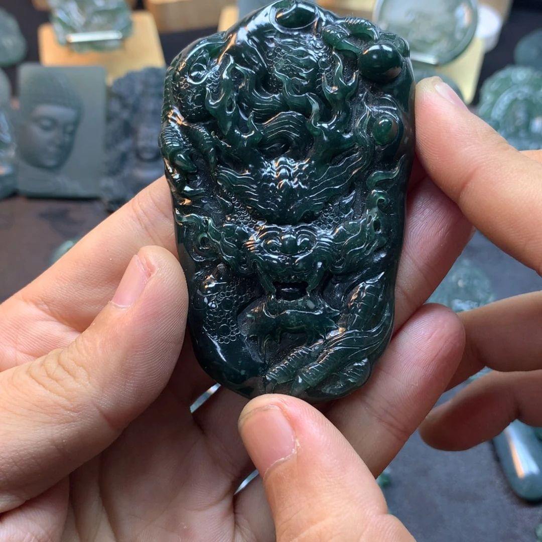 翡翠未镶嵌颈饰龙牌