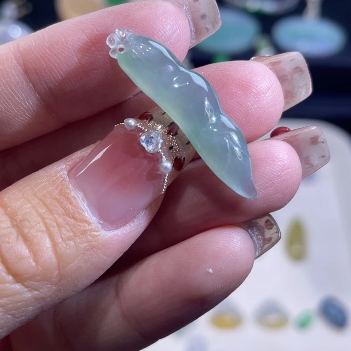 翡翠未镶嵌颈饰豆子