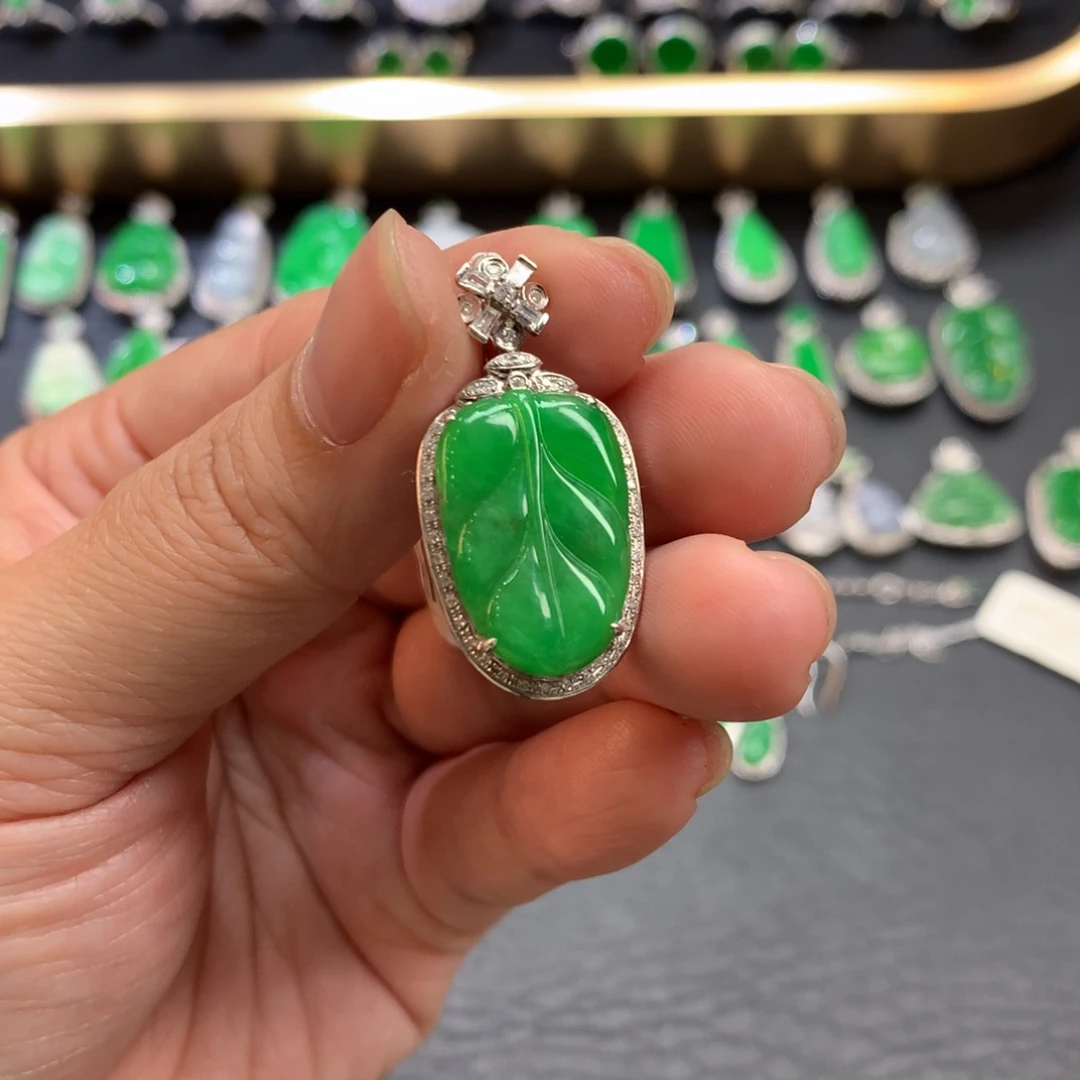 翡翠吊坠(不含链)18K金镶嵌有色点