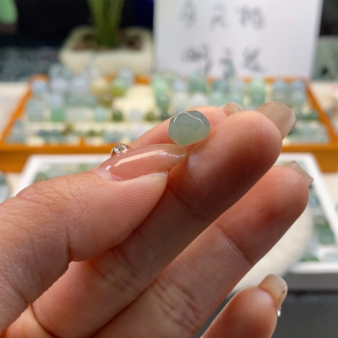 翡翠散珠爺**門天然翡翠随行
