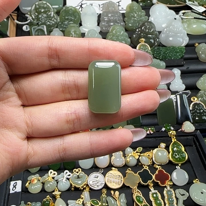 承***地和田玉未镶嵌颈饰