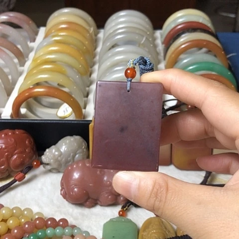 石英质玉未镶嵌颈饰